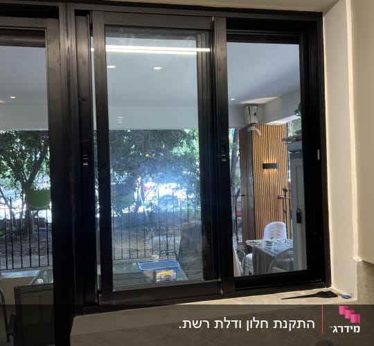 חלון אלומיניום שחור מותקן בקיר מטבח